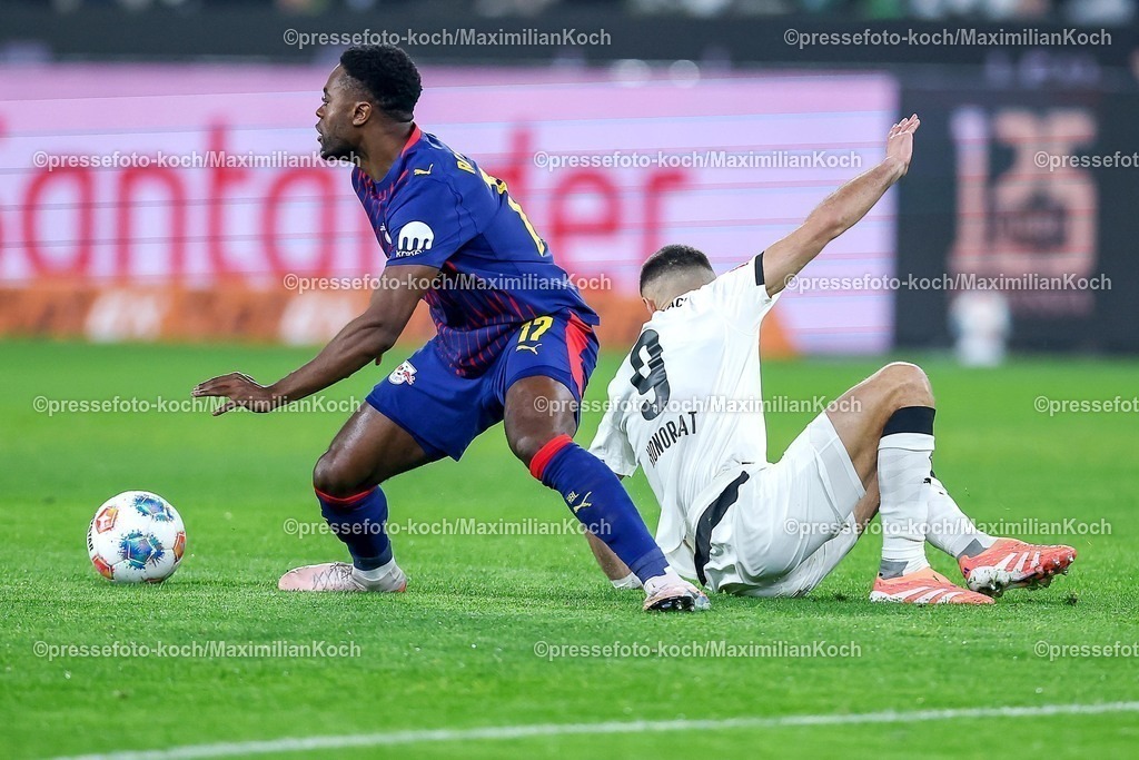 BMG28112501014 | 28.11.2025, Fußball, Borussia Mönchengladbach - RB Leipzig, 1. Fußball Bundesliga, 12.Spieltag, Borussia-Park, Saison 2025 2026: Ridle Baku (RB Leipzig #17) im Zweikampf gegen  Franck Honorat (Borussia Mönchengladbach #09) DFB regulations prohibit any use of photographs as image sequences and or quasi-video.