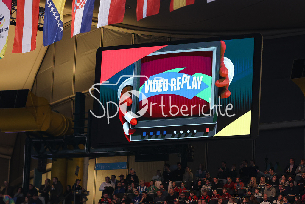 Tschechien - Portugal | Die Schiedsrichter schauen sich den Videobeweis an / Video Replay