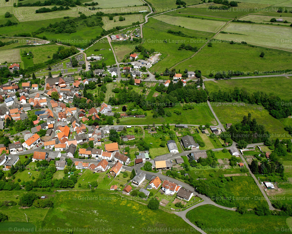 2614235 | SELLNROD 09.06.2006 Landwirtschaftliche Nutzflächen und Feldgrenzen  umsäumen das Siedlungsgebiet des Dorfes in Sellnrod im Bundesland Hessen, Deutschland // Agricultural land and field boundaries surround the settlement area of the village  in Sellnrod in the state Hesse, Germany Foto: Gerhard Launer