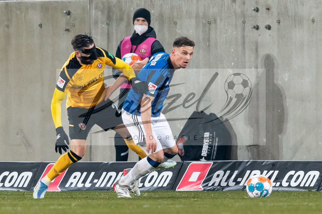SGDHSV20220114_030 | Fussball, Herren: Brandon Borrello (SG Dynamo Dresden) und Moritz Heyer (Hamburger SV) im Zweikampf bei dem Spiel der 2. Bundesliga zwischen SG Dynamo Dresden und Hamburger SV im Rudolf-Harbig-Stadion am 14.01.2022 in Dresden, Deutschland.DFB / DFL REGULATIONS PROHIBIT ANY USE OF PHOTOGRAPHS AS IMAGE SEQUENCES AND/OR QUASI-VIDEO. - Realisiert mit Pictrs.com