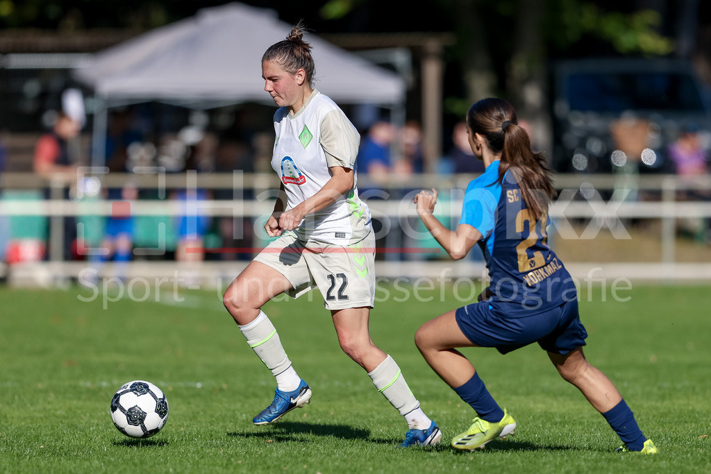 Fussball, DFB-Pokal Frauen, SC Victoria Hamburg - SV Werder Bremen | v.li.: Rieke Dieckmann (SV Werder Bremen, 22) und Thyra Korkmaz (SC Victoria Hamburg, 21) im Zweikampf, Duell, Dynamik, Aktion, Action, Spielszene, DIE DFB-RICHTLINIEN UNTERSAGEN JEGLICHE NUTZUNG VON FOTOS ALS SEQUENZBILDER UND/ODER VIDEOÄHNLICHE FOTOSTRECKEN. DFB REGULATIONS PROHIBIT ANY USE OF PHOTOGRAPHS AS IMAGE SEQUENCES AND/OR QUASI-VIDEO.