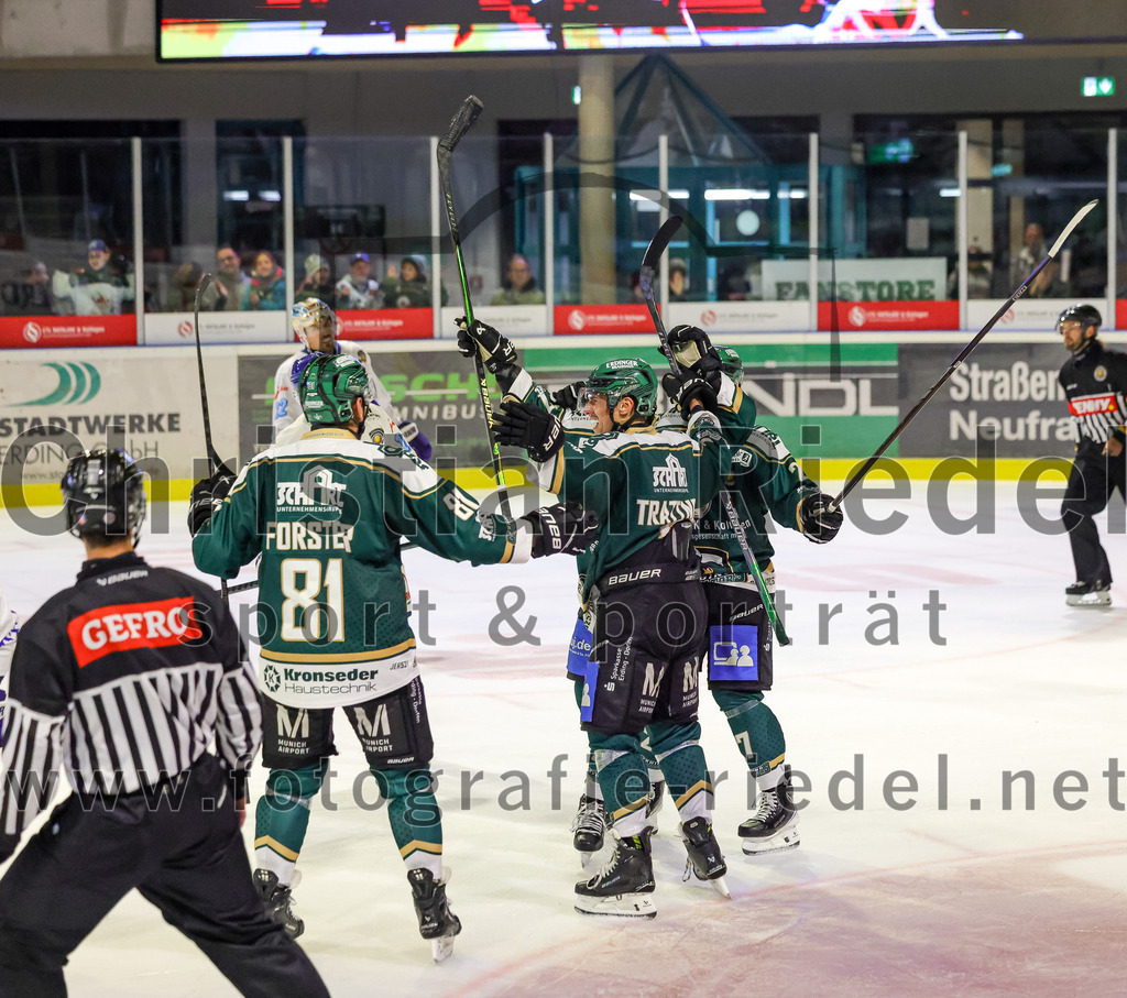 2025-09-26_075_TSV_Erding_gegen_SC_Riessersee | Erding, Deutschland, 26.09.2025:Eishockey, Oberliga Süd 2025 / 2026, 3. Spieltag, TSV Erding gegen SC Riessersee, Endergebnis: 3:5Maximilian Forster (Erding Gladiators, #81), Louis Trattner (Erding Gladiators, #7), Philipp Michl (Erding Gladiators, #77)Foto: Christian Riedel / fotografie-riedel.net