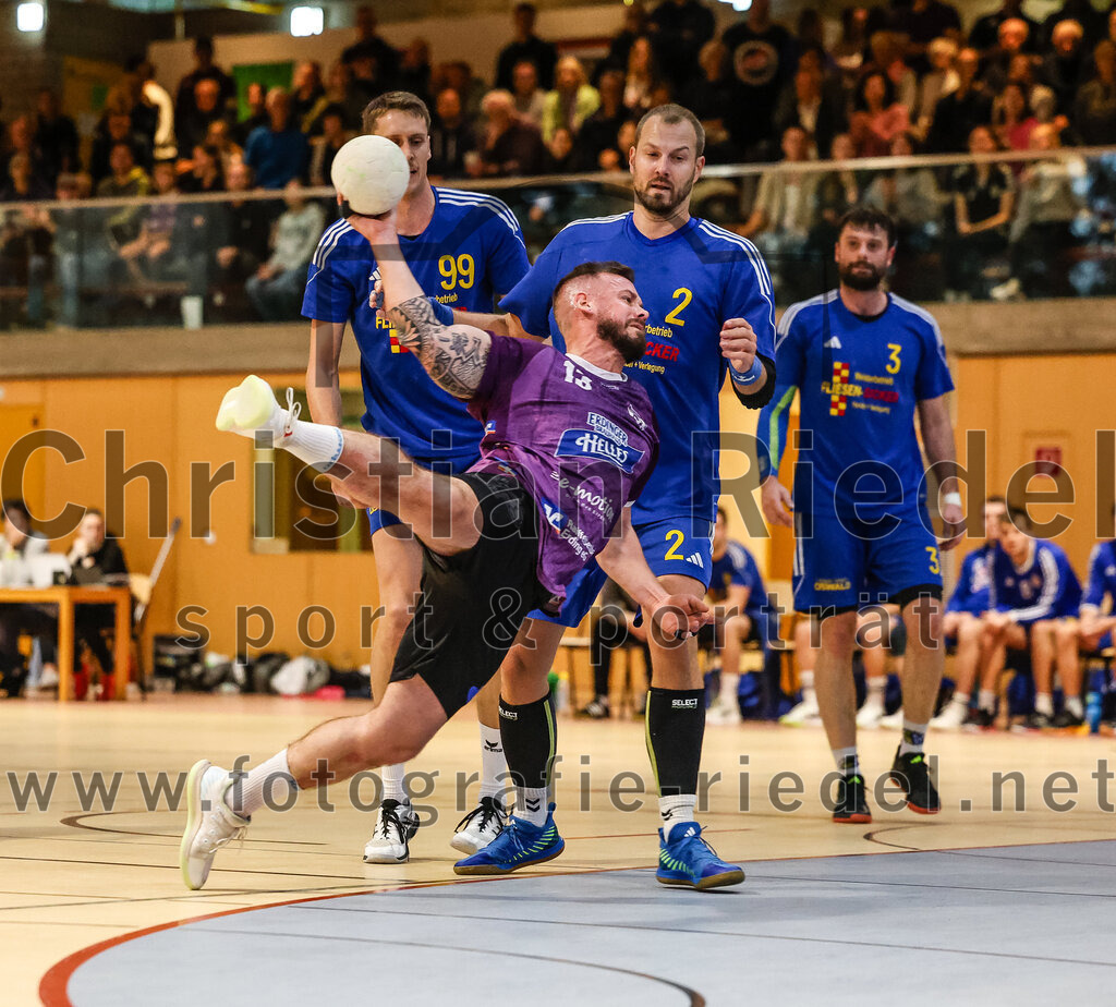 2024-10-13_054_SpVgg_Altenerding_gegen_SSG_Metten | Erding, Deutschland, 13.10.2024:Handball, Bezirksoberliga Männer 2024 / 2025, 4. Spieltag, SpVgg Altenerding gegen SSG Metten, Endergebnis: 40:22Sebastian Forster (SpVgg Altenerding, #13), Karel Kveton (SSG Metten, #2), Patrick Sigl (SSG Metten, #99), Jan Matousik (SSG Metten, #3)Foto: Christian Riedel / fotografie-riedel.net