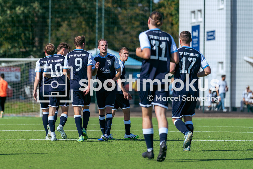 SV Jägerhaus-Linde – TSV Beyenburg | Hendrik-Pascal Hoffmann (33, TSV Beyenburg) und Tim Hillebrand (9, TSV Beyenburg) beim gemeinsamen Torjubel   zum 0:1 mit dem Team. Kreisliga A: SV Jägerhaus-Linde gegen TSV Beyenburg, Wuppertal, 27.09.2026. Endstand: 1:2 (0:1). sportimfokus / Marcel Schwering - Realisiert mit Pictrs.com