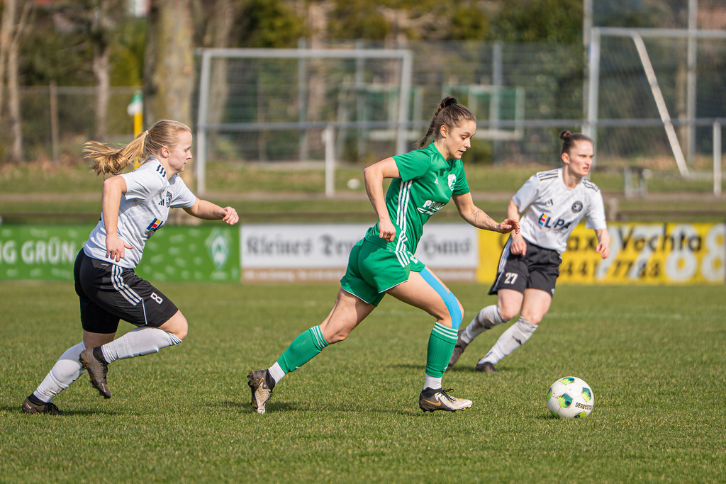 Fußball I Frauen I Saison 2025-2026 I Oberliga Niedersachsen I 15. Spieltag I TuS Lutten - FC Jesteburg-Bendestorf I 6551 | jns.sportfotos - Realisiert mit Pictrs.com