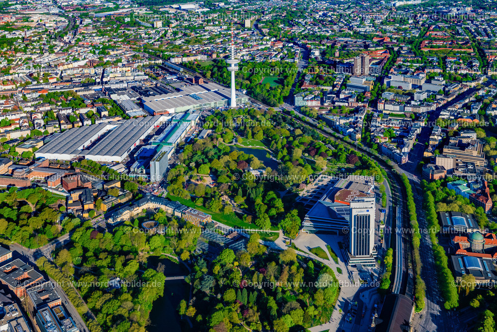 Hamburg_Dammtor_Messe_CCH_Radisson_Blu_Hotel_ELS_0118270425 | HAMBURG 27.04.2025 Congress Center (CCH) am Hochhaus- Gebäude der Hotelanlage " Radisson Blu " an der Marseiller Straße in Hamburg, Deutschland. Weiterführende Informationen bei: HUPE FLATAU GmbH,  Hamburg Messe und Congress GmbH,  LEONHARD WEISS GmbH & Co. KG,  Radisson Hospitality, Inc.,  Sprinkenhof GmbH,  agn Niederberghaus & Partner GmbH,  verbundhochdrei GmbH. // Congress Center ( CCH ) on High-rise building of the hotel complex " Radisson Blu " on Marseiller Strasse in Hamburg, Germany. Further information at: HUPE FLATAU GmbH,  Hamburg Messe und Congress GmbH,  LEONHARD WEISS GmbH & Co. KG,  Radisson Hospitality, Inc.,  Sprinkenhof GmbH,  agn Niederberghaus & Partner GmbH,  verbundhochdrei GmbH. Foto: Martin Elsen