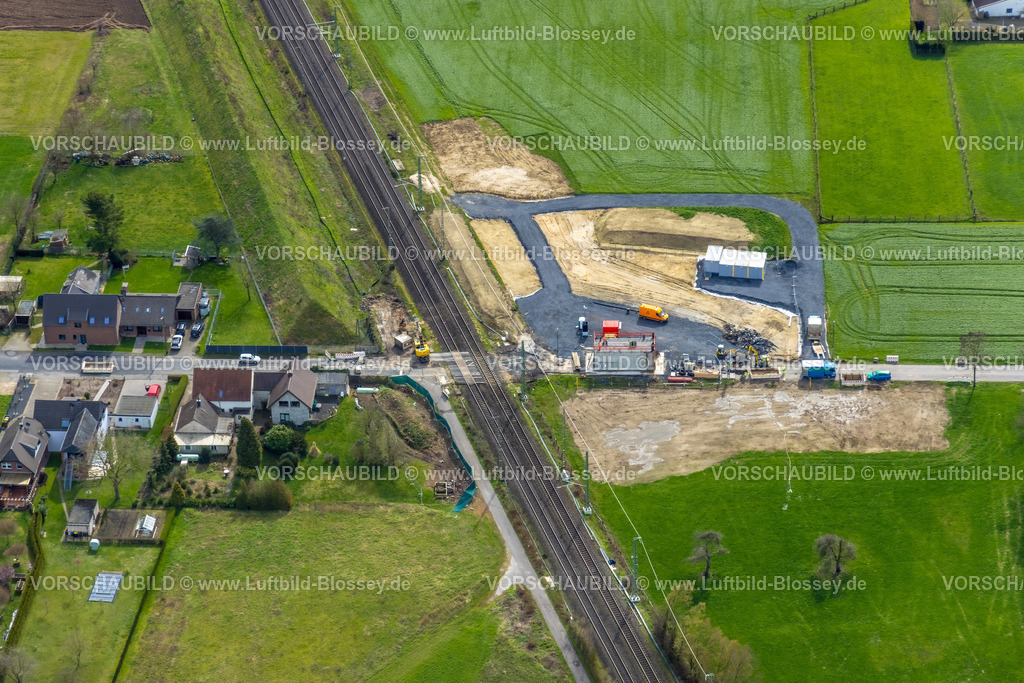 Voerde230300990Betuwe | Luftbild, Ausbau der Betuwe Linie zwischen Ruhrgebiet und den Niederlanden im Bereich Voerde zur dreigleisigen Bahnstrecke, , alle beschrankten Bahnübergänge werden entfallen oder durch Über- oder Unterführungen ersetzt werden. Vor allem ist die Ausbaumaßnahme für die Bahn mit der Verpflichtung verbunden, nunmehr Lärmschutz für die betroffenen Menschen zu gewähren. Stockum, Voerde, Niederrhein, Ruhrgebiet, Nordrhein-Westfalen, Deutschland