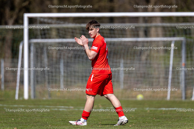 Fußball I Junioren I Saison 2025-2026 I DFB-Nachwuchsliga I 8. Spieltag I JFV Lübeck - 1. FC Magdeburg 25 | Yannic Tiessen (12, JFV Lübeck) - Realisiert mit Pictrs.com