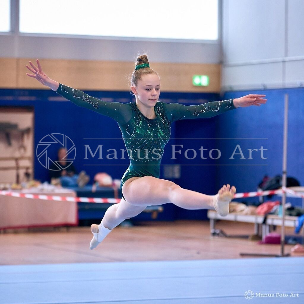 2024-04-30-1-1-C-DSC02630 | Professionelle Sportfotografie in Hamburg, Schleswig-Holstein und Niedersachsen – spezialisiert auf Rhönrad, Geräteturnen, Leistungsturnen und rhythmische Sportgymnastik. Bundesweite Begleitung von Rhönrad-Events. Jetzt Sport-Fotos - Realisiert mit Pictrs.com