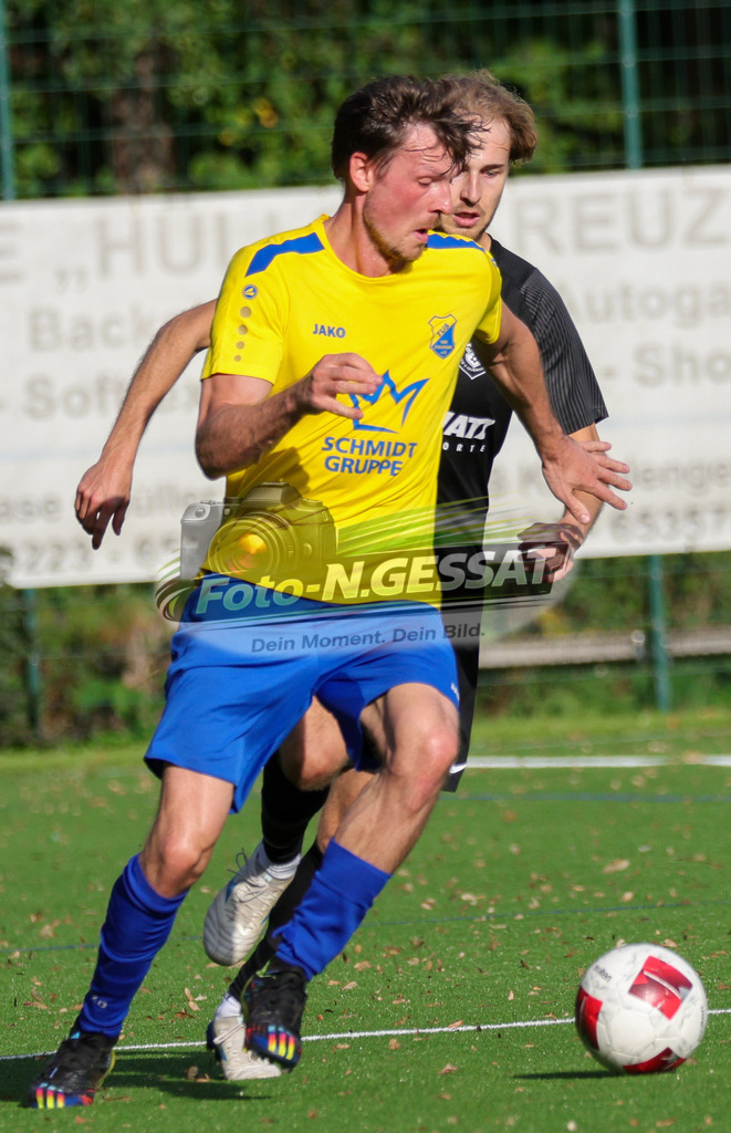 BV Stift Quernheim - TuS Dielingen | Auf dem Bild zu sehen: schwarz BV Stift Quernheim: Jarno Grote ; gelb TuS Dielingen: Vitalij Loginov BV Stift Quernheim, TuS Dielingen, Saison 26/27, Bezirksliga, Stift Quernheim, Deutschland - Realisiert mit Pictrs.com