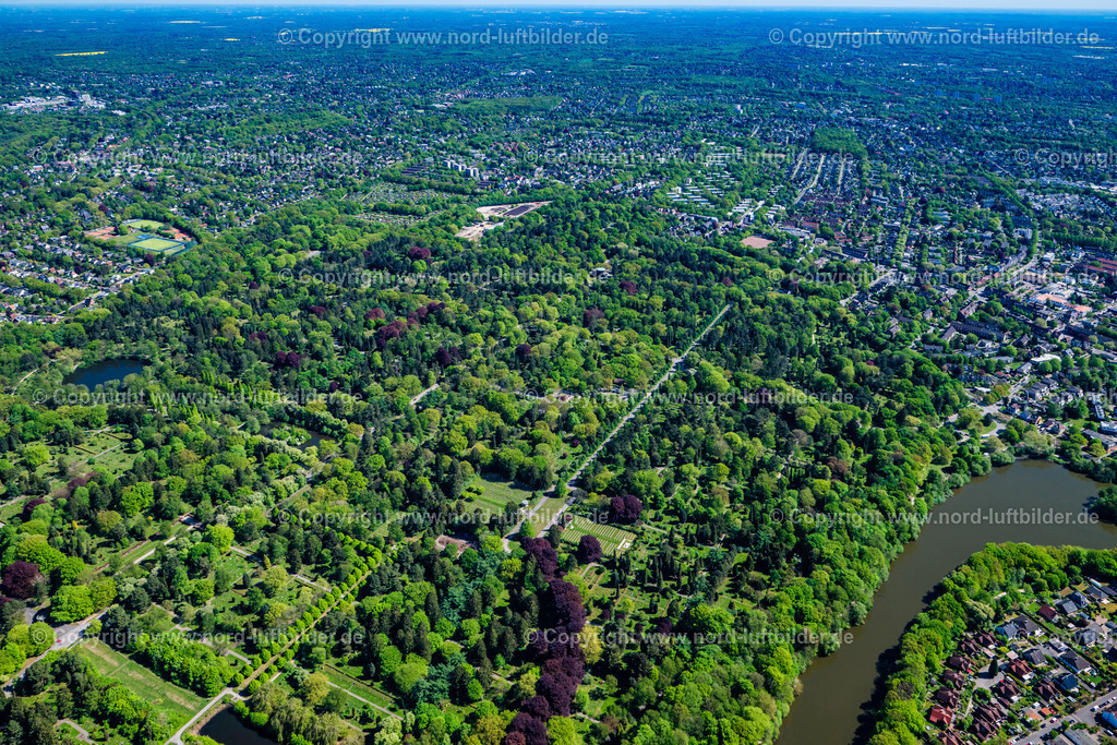 Hamburg_Ohlsdorfer_Friedhof_ELS_4031010525 | HAMBURG 27.04.2025 Grabreihen auf dem Gelände des Friedhofes "Friedhof Ohlsdorf" in den Parkanlagen an der Fuhlsbüttler Straße in Hamburg, Deutschland. Weiterführende Informationen bei: Hamburger Friedhöfe. // Grave rows on the grounds of the cemetery "Friedhof Ohlsdorf" in the park on Fuhlsbuettler Strasse in Hamburg, Germany. Further information at: Hamburger Friedhoefe. Foto: Martin Elsen