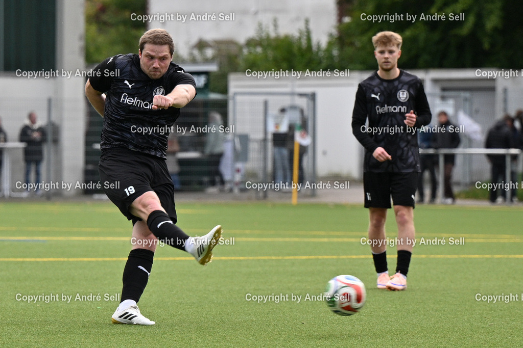 TSV Klausdorf vs SV Dörpum | Jonathan Beeck (Klausdorf #18) &amp; Linus Knöfel (Klausdorf #12) / Fußball-Landesliga Schleswig Männer 2026/2027 / TSV Klausdorf vs SV Dörpum / Kunstrasenplatz Klausdorf / Schwentinental / 17.10.26 - Realisiert mit Pictrs.com