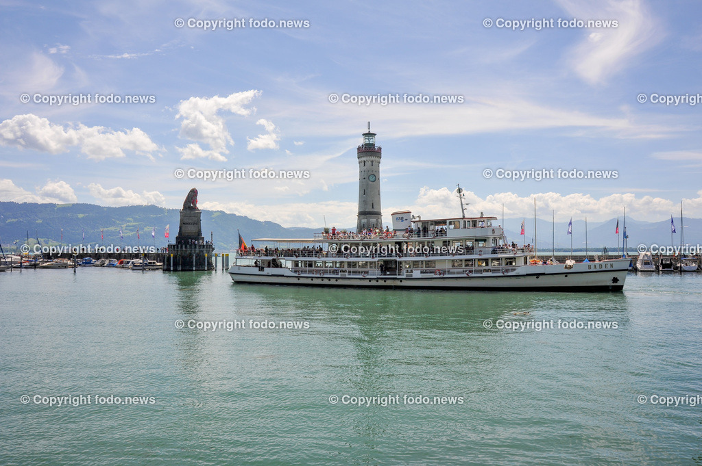 Deutschland_ Bayern_ Lindau am Bodensee_ 21.06.2024-2 | 21.06.2024, Deutschland, GER, Bayern, Lindau am Bodensee, im Bild Stadtansichten, Gebauede, Sehenswuerdigkeiten, Wahrzeichen, Leuchtturm, Loewenfigur, Reise, Feature, Travel, Tourismus, Bodensee, Schiff, SchifffahrtLindau am Bodensee ist eine deutsche Mittelstadt im Suedwesten von Bayern. Der historische Stadtkern der ehemaligen Reichsstadt mit der Maximilianstraße im Zentrum liegt auf einer Insel im oestlichen Teil des Bodensees. Die Insel ist durch eine Straßenbruecke und den Lindauer Eisenbahndamm mit den Stadtteilen auf dem Festland verbunden. Lindau ist eine Große Kreisstadt und der Verwaltungssitz des gleichnamigen Landkreises im bayerischen Regierungsbezirk Schwaben. Quelle: Wikipedia