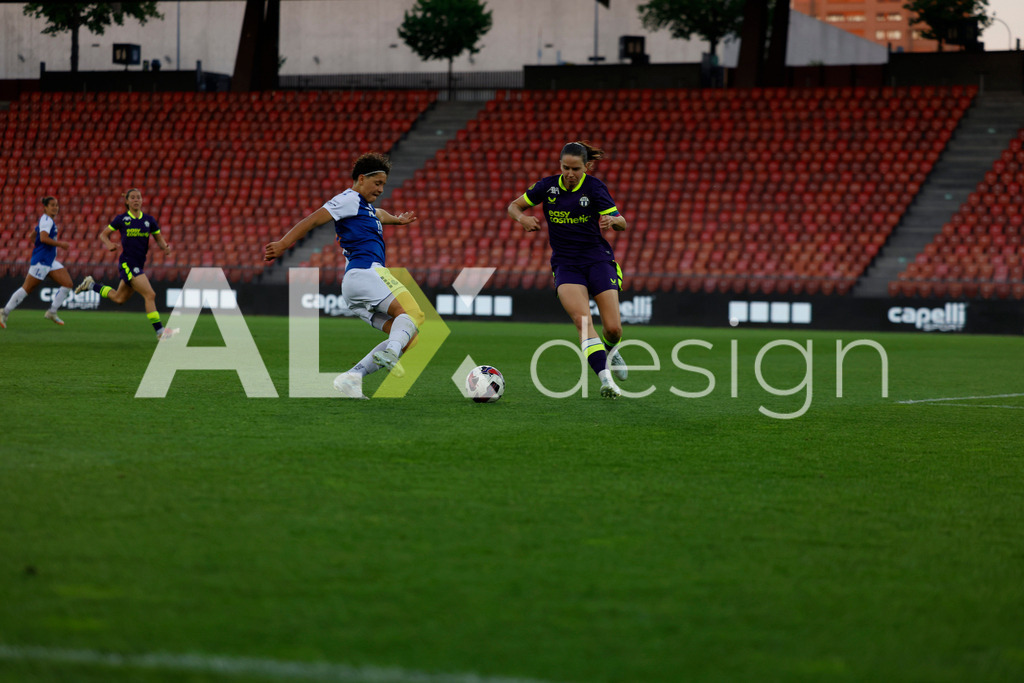 GC Zürich vs FC Zürich - AXA Women’s Super League Playoffs - Stadion Letzigrund | EMANUELA PFISTER of Grasshopper Club Zürich and NAOMI MÉGROZ of FC Zürich during the AXA Women’s Super League Playoffs quarter-final second leg between GC Zürich and FC Zürich at Stadion Letzigrund, Zurich, Switzerland. - Realisiert mit Pictrs.com