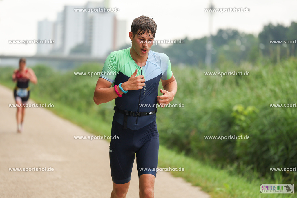 LUR_1892 | 34. M-net Erlanger Triathlon 2025 #erlangertriathlon  #mnettriathlon2025 #mnettriathlon #team #olympischedistanz #mitteldistanz #triathlon #maindonaukanal  #erlangertriathlon2025 #yourpictrs #tv1848 #tv1848erlangen  #triathlonbayern #sportinerlangen #demsportverbunden #sportshot_your_pictrs Copyright: www.sportshot.de
