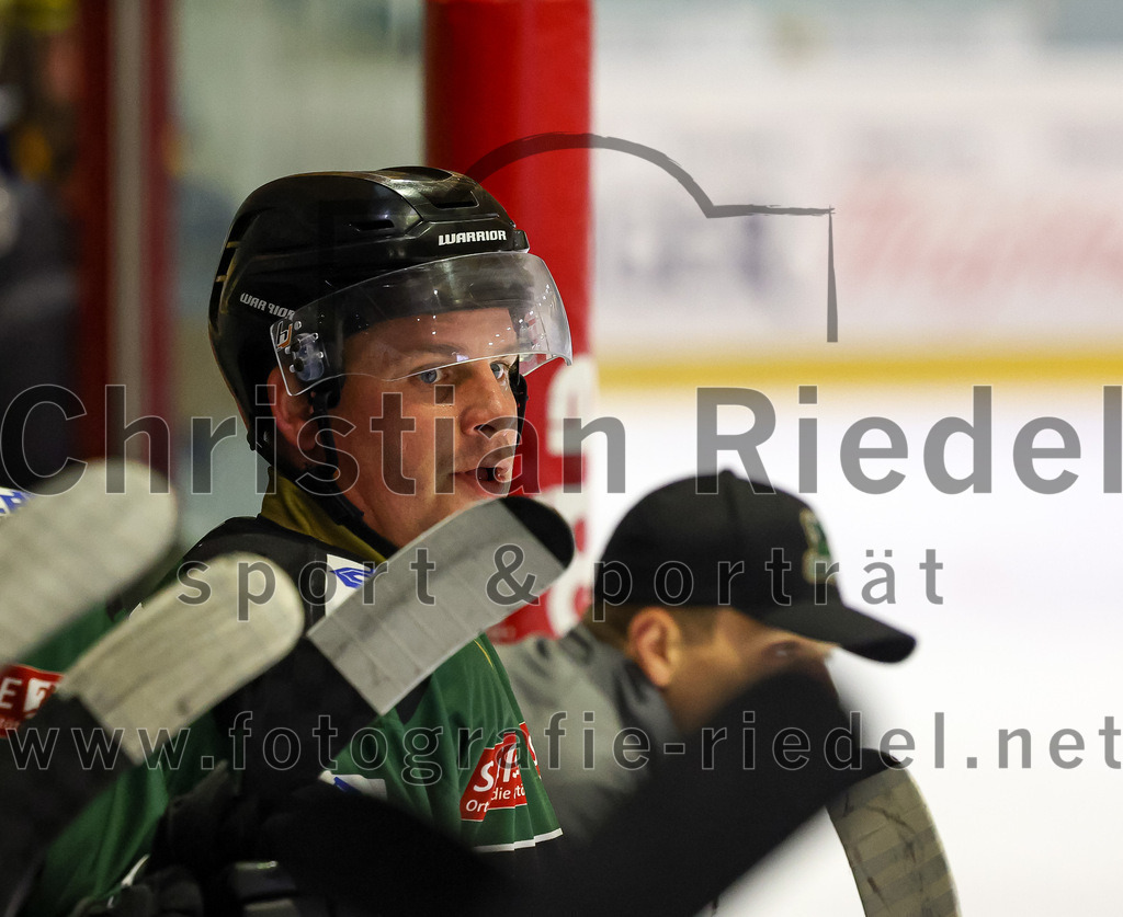 2022-10-30_091_TSV_Erding_gegen_ESC_Riverrats_Geretsried | Erding, Deutschland, 30.10.2022:
Eishockey, Bayernliga 2022 / 2023, 9. Spieltag, TSV Erding gegen ESC Riverrats Geretsried, Endergebnis: 3:5

Marc Barchmann (Erding Gladiators, #10)

Foto: Christian Riedel / fotografie-riedel.net