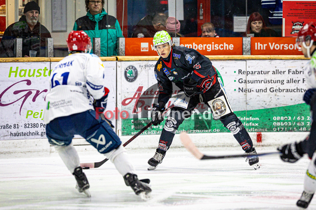 Peißenberg MINERS gegen ERV Schweinfurt | Eishockey Bayernliga 2025/26 Vorrunde 15. Spieltag, Peißenberg MINERS gegen ERV Schweinfurt, 20251130,Ryan MURPHY (MINERS 15) in Aktion,2025-11-30 in Peißenberg (flatbuy Arena Peißenberg), Ryan MURPHY (MINERS 15)Copyright: WolfgangxLindner www.foto-lindner.de