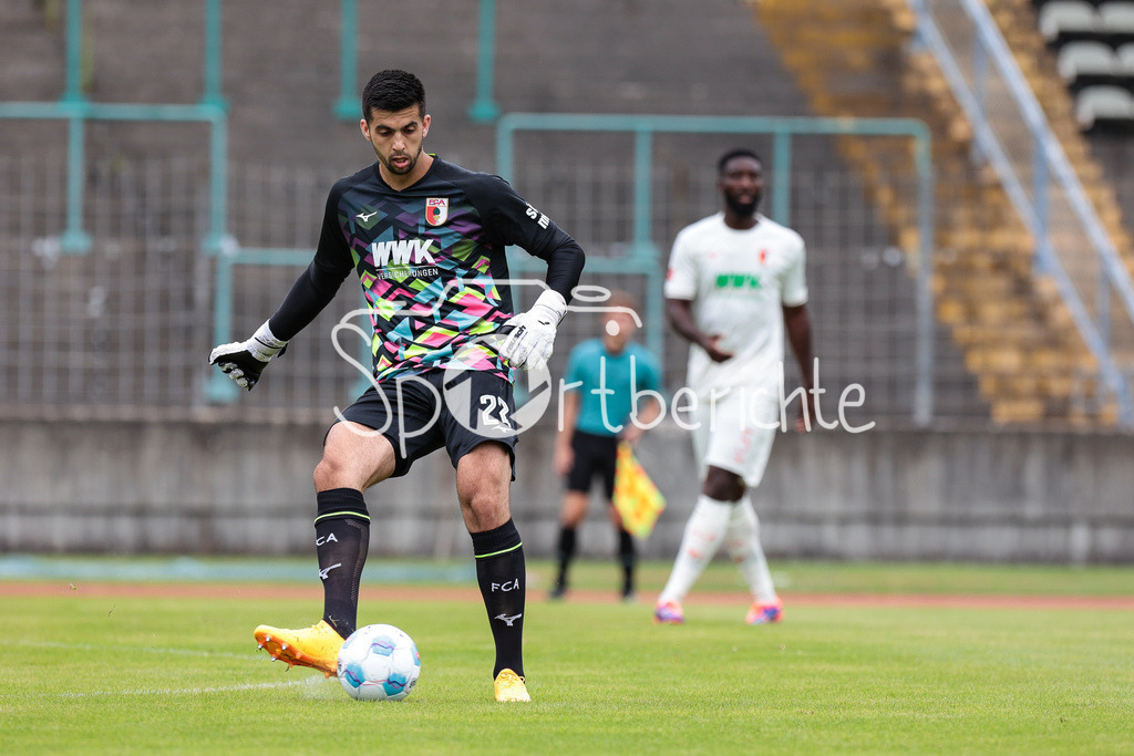 FC Augsburg - TSV Schwaben Augsburg | am BAll Nejijko LABROVIC (FCA #22) / Freisteller / Einzelfoto