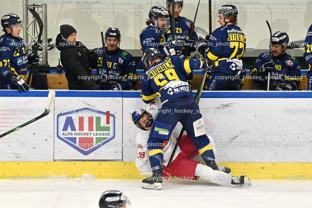 RED BULL HOCKEY JUNIORS vs. EK DIE ZELLER EISBÄREN | #69 Widhalm Leon EK DIE ZELLER EISBÄREN, #28 Oberhauser Paul RED BULL HOCKEY JUNIORS, Spielerbank EK DIE ZELLER EISBÄREN, RED BULL HOCKEY JUNIORS vs. EK DIE ZELLER EISBÄREN, RED BULL HOCKEY JUNIORS vs. EK DIE ZELLER EISBÄREN am 14.01.2025 in Salzburg (Eisarena Salzburg), Austria, (Photo by Bernd Stefan)