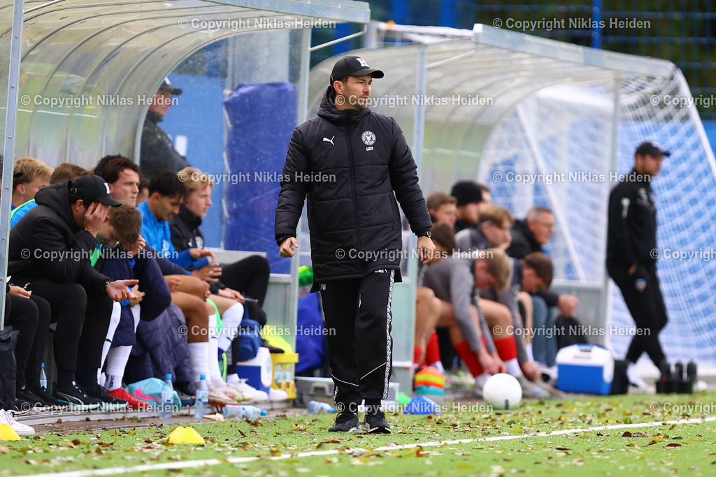 NH_HolsteinKielU23_InterTürksporKiel_FlensOberliga_05102025 | Willi Weiße (Trainer, Holstein Kiel U23)Fußball I Herren I Flens Oberliga I Saison 2025-2026  I 11. Spieltag I Holstein Kiel U23 - Inter Türkspor Kiel I 05.10.2025 I Citti-Fußball-Park