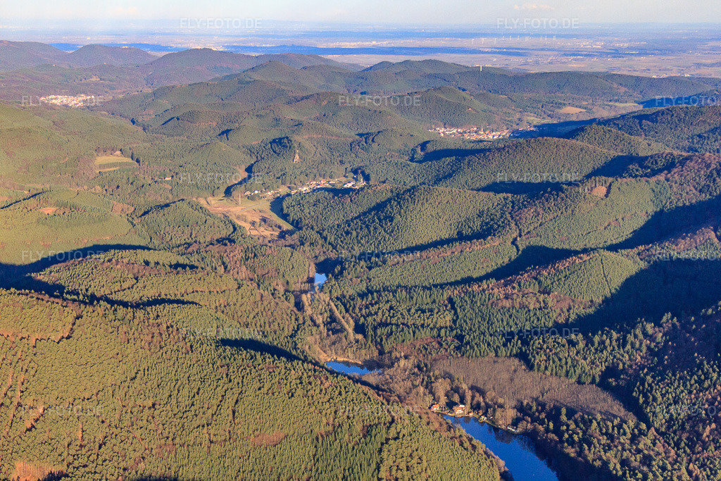 Luftbild: Badeseee Seehofweiher / Portzbach in Erlenbach bei Dahn im Bundesland Rheinland-Pfalz in Deutschland. Foto: IMG_61902.jpg vom 28.01.2014 durch Werner Riehm/FLY-FOTO.de