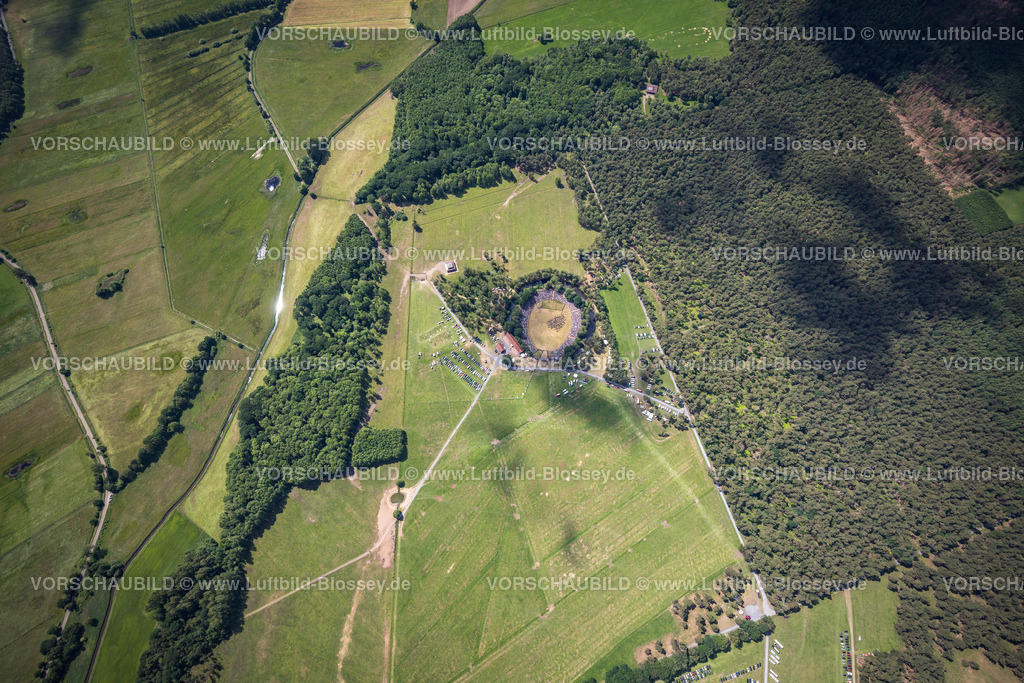 Duelmen220506027MerfelderBruchPferde17mm | Luftbild, Wildpferdefang im Merfelder Bruch bei Dülmen, Arena der Wildpferdebahn, Herzöge von Croÿ Anwesen, Pferdeherde,  Merfeld, Dülmen, Münsterland, Nordrhein-Westfalen, Deutschland
