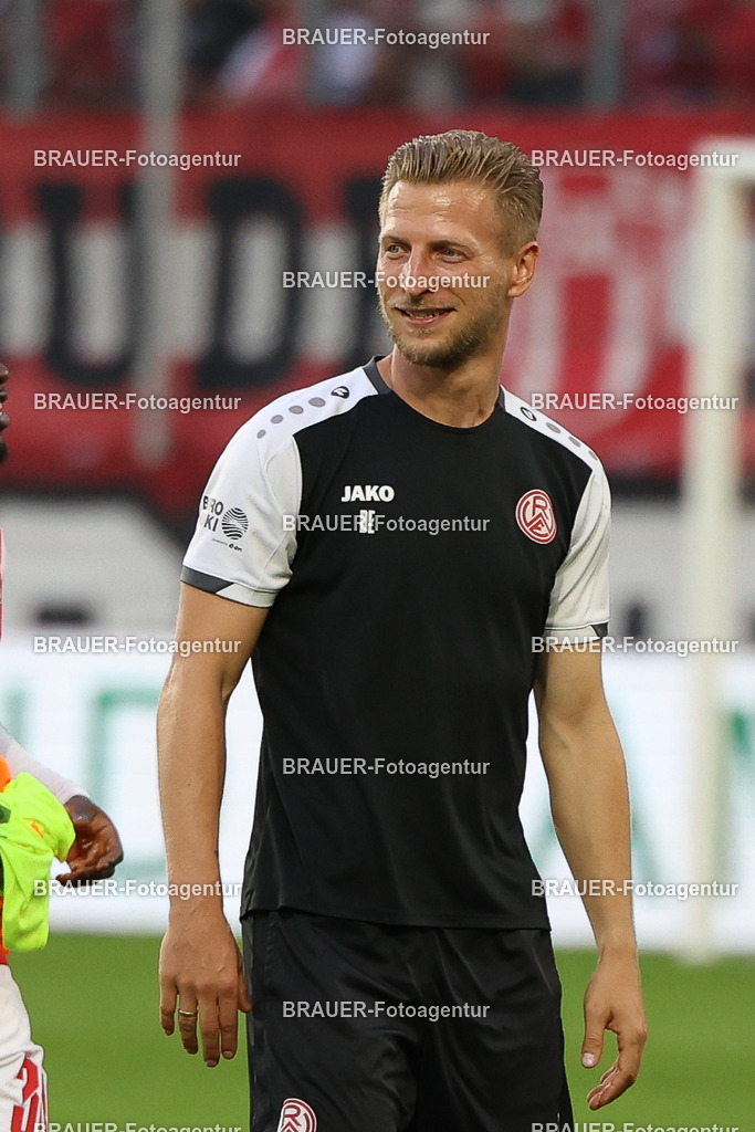 Rot-Weiss Essen - TSV Alemannia Aachen | Essen, Deutschland, 31.08.2025 Dominik Ernst (Rot-Weiss Essen) schautwährend des 3.Liga Spiels zwischen  Rot-Weiss Essen und Alemannia Aachen am 31.08.2025 im Stadion an der Hafenstraße in Essen. (Foto von Timo Bluhmki-Schmidt/Brauer Fotoagentur