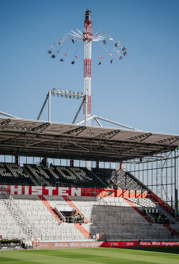 DSC02778 | Der offizielle Shop für FC St. Pauli Fotos. Wähle aus Spielszenen & Fanmomenten dein FCSP Wunschformat. Wir liefern Millerntor-Atmosphäre.