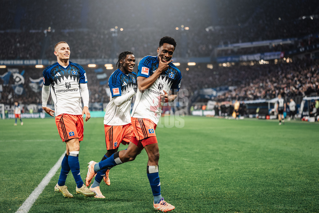 Fußball | Männer | Saison 2025/2026 | 1. Fußball-Bundesliga | 15. Spieltag | Hamburger SV vs. Eintracht Frankfurt | 20.12.2025 | Jubel v.l. Miro Muheim (#28, HSV), Fabio Balde (#45, HSV) und Torschütze Albert Sambi Sambi Lokonga (#6, HSV)