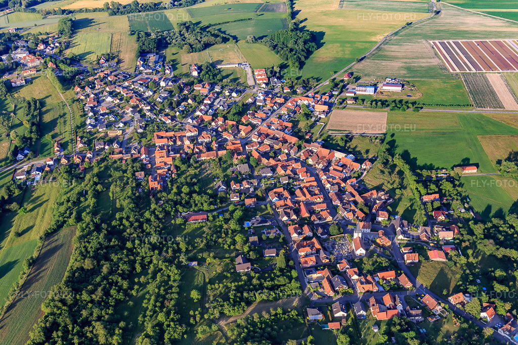 Vue aérienne: Vue de la ville depuis le sud-ouest à Morsbronn-les-Bains dans le département Bas Rhin, France – .Photo: IMG_100811.jpg prise le 08/06/2017 par Werner Riehm/FLY-FOTO.eu – Résolution de l'original: 5288 x 3525 px