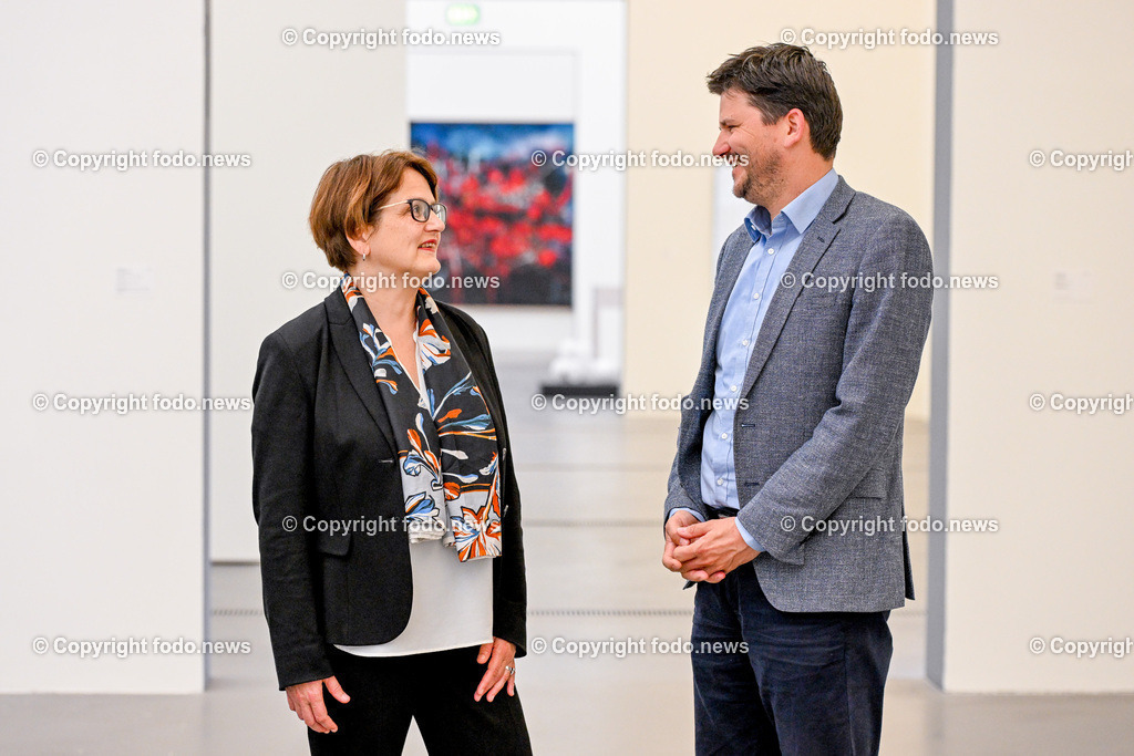 Lentos Kunstmuseum_ Hemma Schmutz und Gernot Barounig_ 04.05.2023-11 | 04.05.2023, Linz, AUT, Lentos Kunstmuseum, im Bild Hemma Schmutz (Kuenstlerische Direktorin Lentos Kunstmuseum), Gernot Barounig (Kaufmaennischer Direktor Lentos Kunstmuseum)