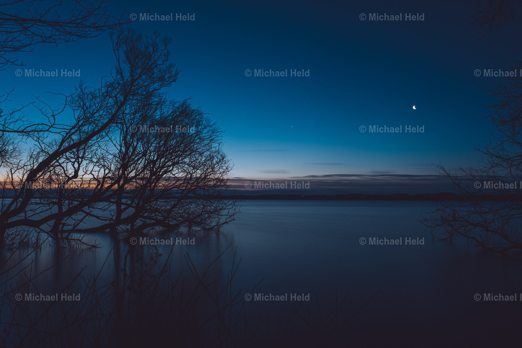 Sonnenaufgang am Selenter See | Profi-Fotos über Schleswig-Holstein und dem ganzen Norden für Büro, Hotel, Ferienhaus, Ferienwohnung, Wohnzimmer, Arztpraxis uvm. jetzt bestellen. - Realisiert mit Pictrs.com