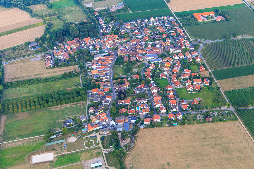 Luftbild: Dorfansicht aus Westen in Großfischlingen im Bundesland Rheinland-Pfalz in Deutschland. Foto: IMG_094614.jpg vom 02.09.2016 durch Werner Riehm/FLY-FOTO.de