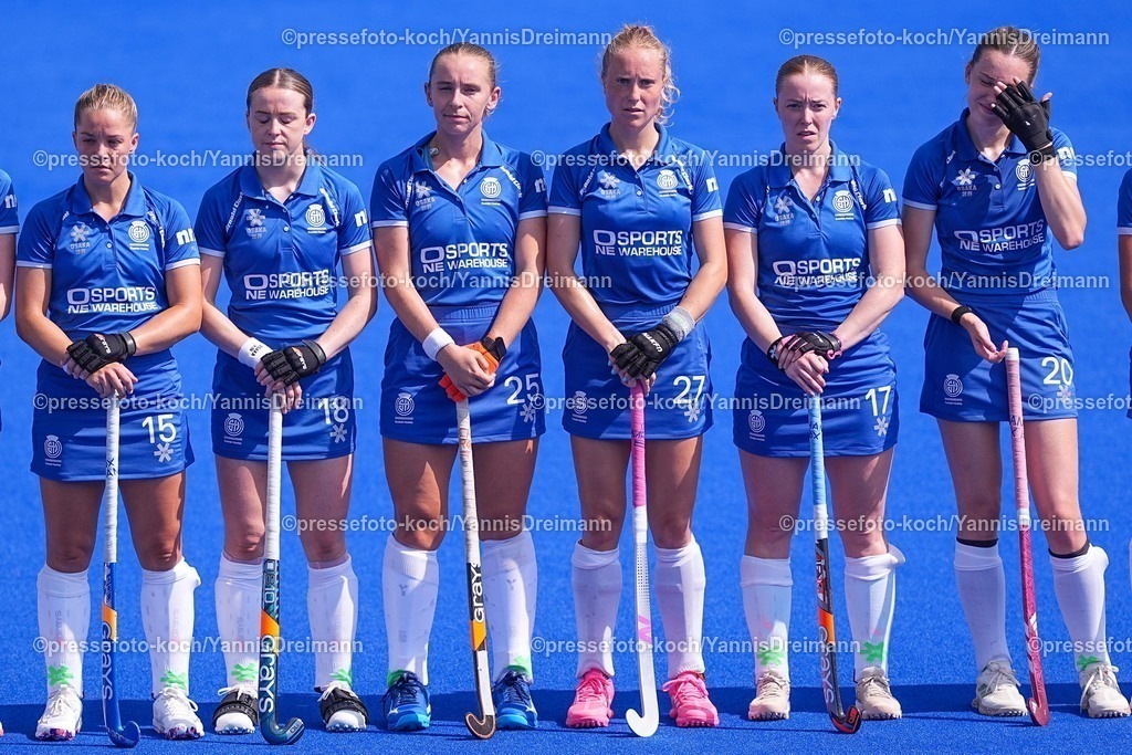 xydrx13082502033 | 13.08.2025, xydrx, Frauen EuroHockey Championship 2025, Gruppenphase, Gruppe B, Belgien - Schottland, Sparkassenpark Mönchengladbach: die Schottische Feldhockey Nationalmannschaft steht Seite an Seite