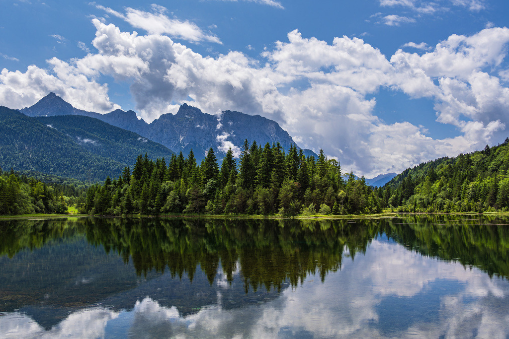 Der Isarstausee bei Krün in Bayern | Der Isarstausee bei Krün in Bayern.