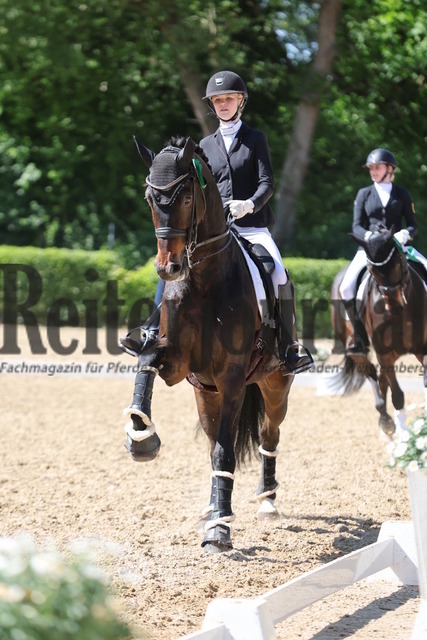 Böblingen_2025_Prfg.Nr.08_Dressurprüfung_Kl.M_Nürnberger Burgpokal_Siegerehrung_Prfg.Nr.08__ (45) | Alle Fotos der Reiterjournal Fotografin Doris Matthaes im Reiterjournal Online-Fotoshop. - Realisiert mit Pictrs.com