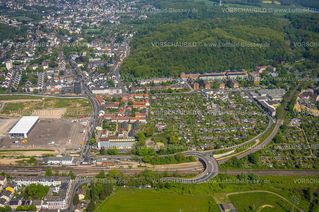 Duesseldorf240501123 | Luftbild, Glasmacherviertel mit Neubau the niu seven Hotel, Gerresheim S-Bahn Haltestelle, Brücke und geschwungene Glashüttenstraße über Bahngleise, KGV Kleingartenverein Im Brühl e.V., Gerresheim, Düsseldorf, Rheinland, Nordrhein-Westfalen, Deutschland