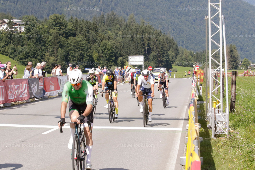 1023_20230817_Bewerb_Maenner_Muehlanger | AUT - OESTERREICH, 2023-08-16: SPORT RENNRAD-FAHREN - 55. INTERNATIONALER RADWELTPOKAL IN ST. JOHANN IN TIROL  - Vintage-Radrennen mit WM-Bronze-Medaillen-Siegerin Christina Schweinberger, den Teilnehmer und Alexander Baumann (vom Orginastions-Team) - TAG 2 BEWERB MAENNER IN SECHS GRUPPEN  ; Foto: Roland Muehlanger