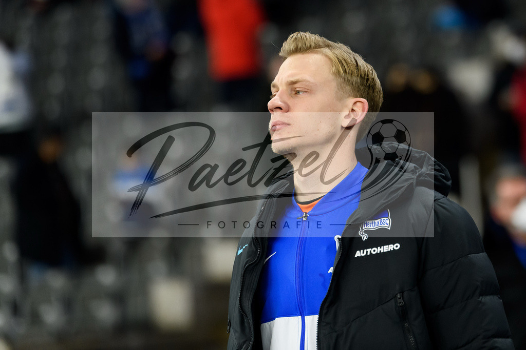 BSCFCB20220123_215 | Fussball, Herren: Torwart Oliver Christensen (Hertha BSC) schaut bei dem Spiel der 1. Bundesliga zwischen Hertha BSC und FC Bayern Muenchen im Olypiastadion am 23.01.2022 in Berlin, Deutschland.DFB / DFL REGULATIONS PROHIBIT ANY USE OF PHOTOGRAPHS AS IMAGE SEQUENCES AND/OR QUASI-VIDEO. - Realisiert mit Pictrs.com