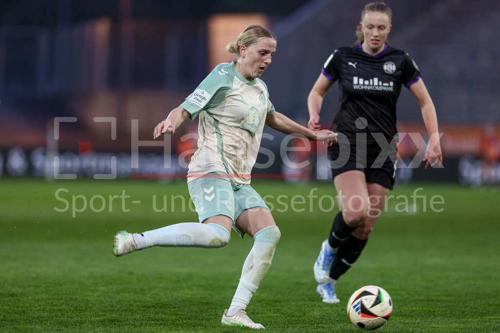 Fussball, Google Pixel Frauen-Bundesliga, SGS Essen - SV Werder Bremen | v.li.: Lina Hausicke (SV Werder Bremen, 18) am Ball, Einzelbild, Ganzkörper, Aktion, Action, Spielszene, DIE DFB-RICHTLINIEN UNTERSAGEN JEGLICHE NUTZUNG VON FOTOS ALS SEQUENZBILDER UND/ODER VIDEOÄHNLICHE FOTOSTRECKEN. DFB REGULATIONS PROHIBIT ANY USE OF PHOTOGRAPHS AS IMAGE SEQUENCES AND/OR QUASI-VIDEO.