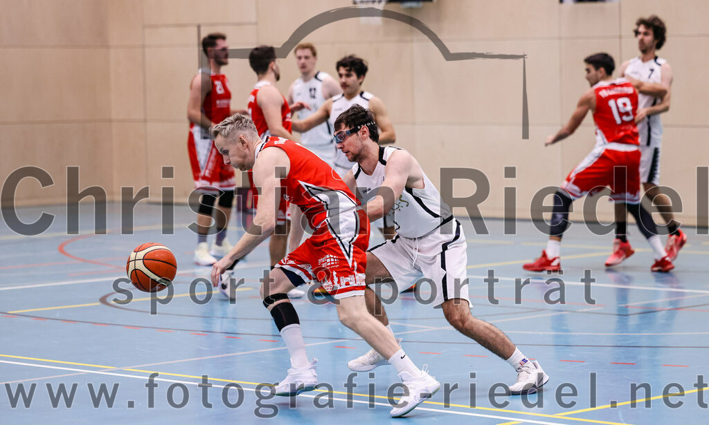 2022-12-03_087_TSV_Vaterstetten_gegen_TG_Landshut | Vaterstetten, Deutschland, 03.12.2022:
Basketball, Bayernliga Herren Südost 2022 / 2023, 7. Spieltag, TSV Vaterstetten gegen TG Landshut, Endergebnis: 71:78

Christoph Hüttenkofer (TG Landshut, #0), Maximilian Rothe (TSV Vaterstetten, #6)

Foto: Christian Riedel / fotografie-riedel.net