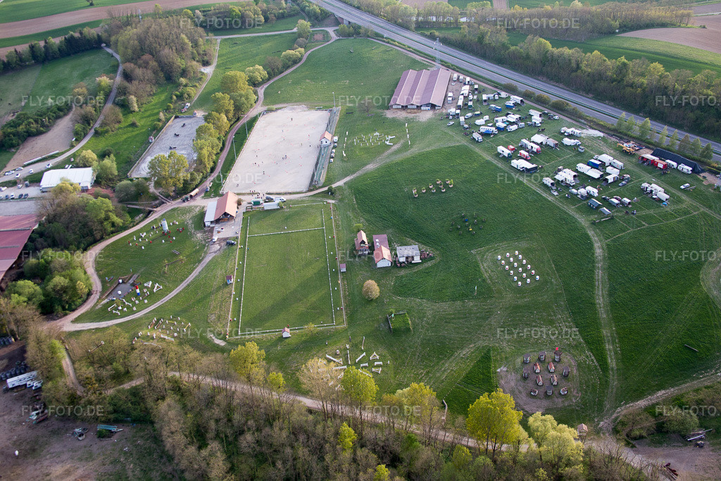 Luftbild: Ortsansicht in Neewiller-près-Lauterbourg im Bundesland Bas-Rhin in Frankreich. Foto: IMG_078003.jpg vom 24.04.2015 durch Werner Riehm/FLY-FOTO.de