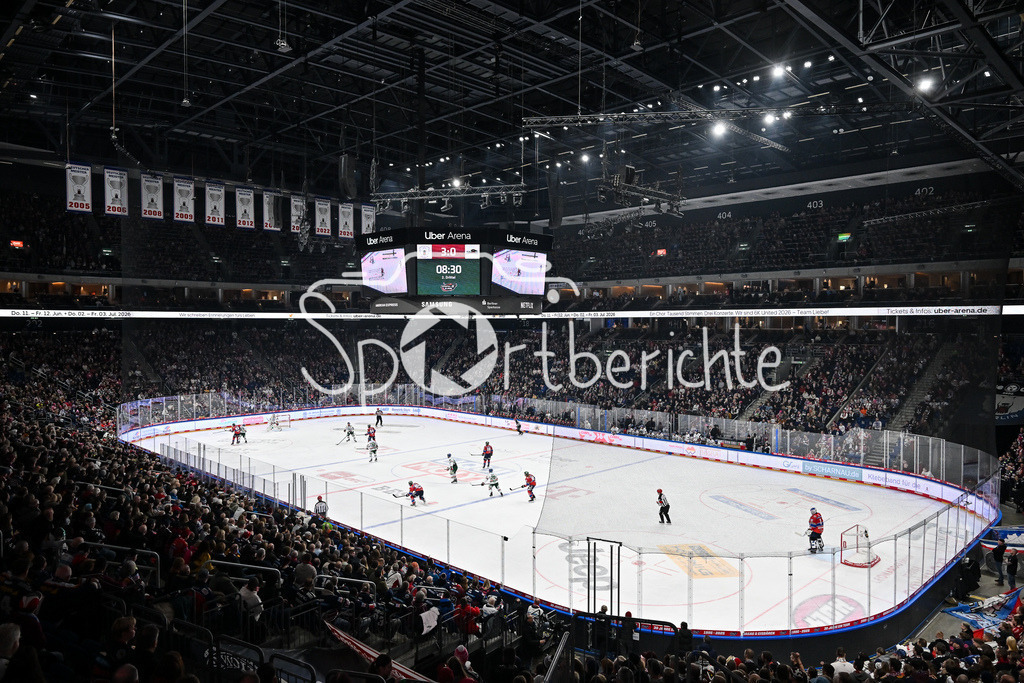 Eisbären Berlin - Augsburger Panther | BERLIN, GERMANY - 04. JANUARY: ein Blick in die ausverkaufte Arena in Berlin / Symbolbild während dem Match zwischen den Eisbären Berlin und den Augsburger Panthern am 36. Spieltag der Penny DEL in der UBER Arena