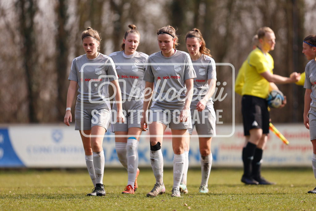 Fußball I Frauen I Saison 2025-2026 I Oberliga Niedersachsen I 15. Spieltag I SV Meppen 1912 e.v. U20 2 - BW Hollage -37 | Anna-Catharina Niemann (13, BW Hollage) Emma Richter (20, BW Hollage) Katleen Strunk (2, BW Hollage) Stefanie Gühmann (9, BW Hollage) gehen in der Halbzeit Richtung Umkleide. - Realisiert mit Pictrs.com