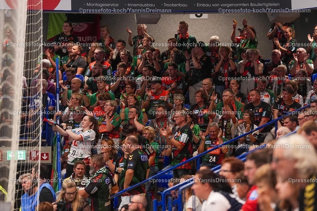 xydrx29082501158 | 29.08.2025, xydrx, Handball, 1.HBL, TBV Lemgo Lippe - SC Magdeburg, PHOENIX Contact-Arena: Ausverkaufter Gästeblock der Magdeburger