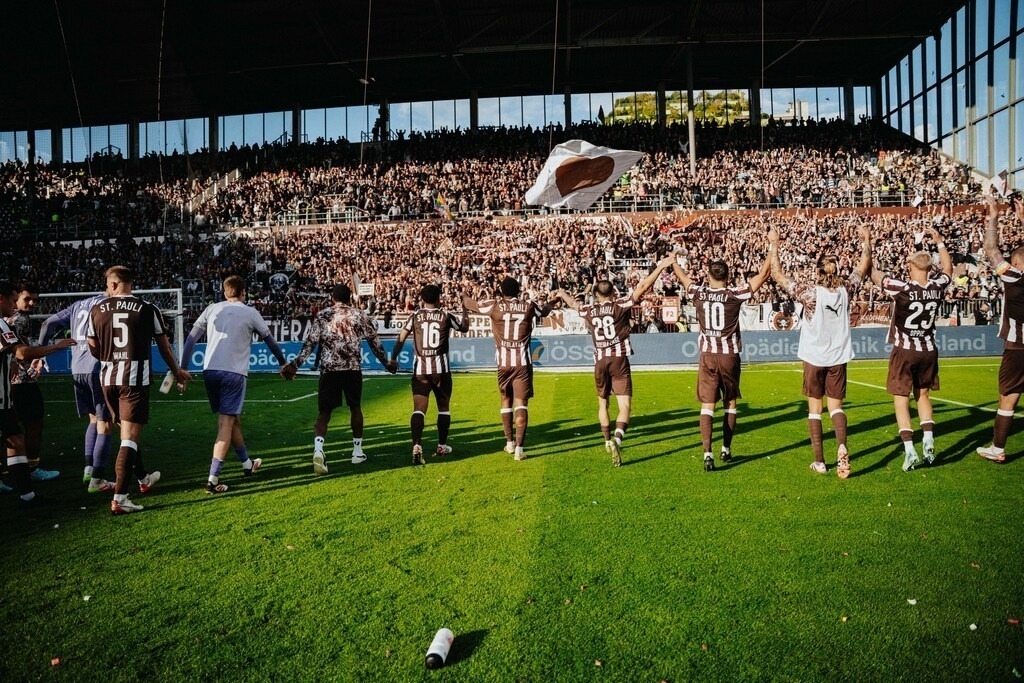 FCP02959 | Der offizielle Shop für FC St. Pauli Fotos. Wähle aus Spielszenen & Fanmomenten dein FCSP Wunschformat. Wir liefern Millerntor-Atmosphäre.
