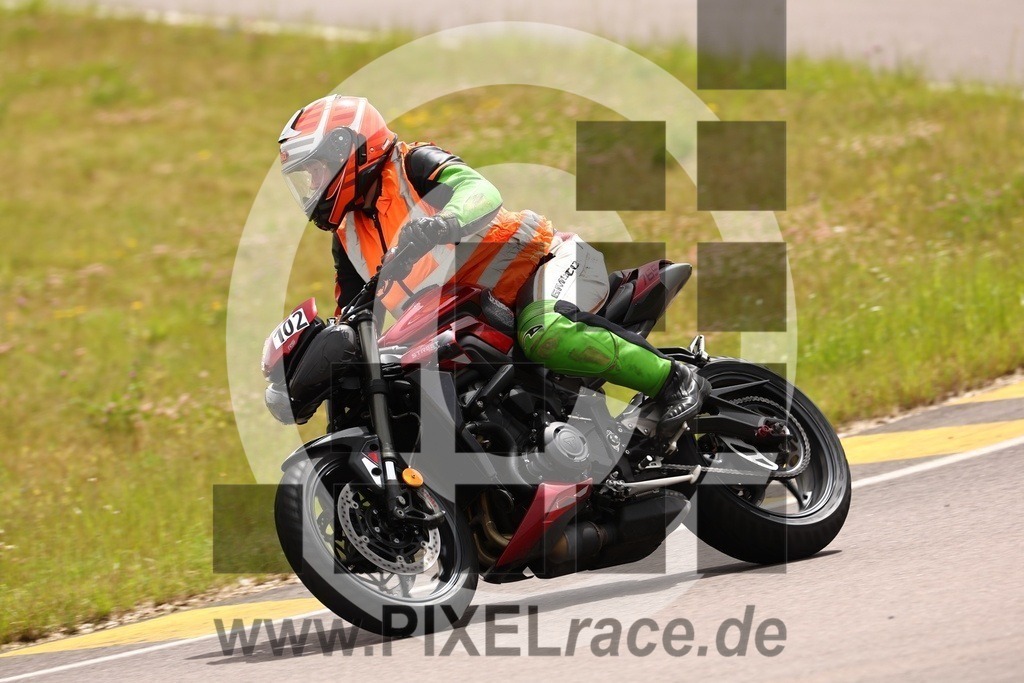 0102-20240629_01474 | Schöne Erinnerungen an spannende Momente - das festzuhalten ist unser Job. PIXELrace.de ist seit 2003 auf den Rennstrecken Europas unterwegs um die Action draußen beim Fahren und die wunderbare Stimmung imm Fahrerlager für euch einzufangen.