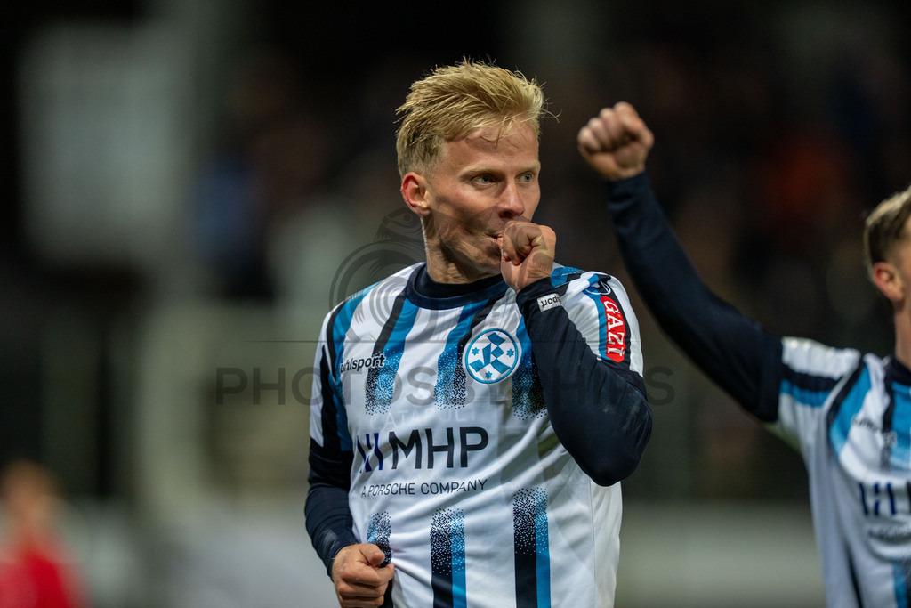 SV Stuttgarter Kickers vs. SGV Freiberg, Fussball, WFV-Pokal, Viertelfinale, 17.03.2026 | Per Lockl (SV Stuttgarter Kickers, #21) jubelt nach seinem Treffer zum 2:1 mit Christian Mauersberger (SV Stuttgarter Kickers, #38) und deutet Nachwuchs an,SV Stuttgarter Kickers vs. SGV Freiberg, Fussball, WFV-Pokal, Viertelfinale, 17.03.2026Foto: photosbyphips/Philip Ziegler