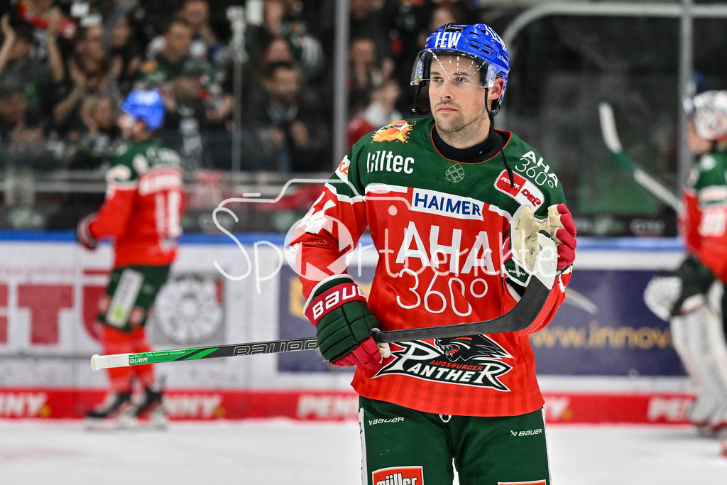 Augsburger Panther - Kölner Haie | die Augsburger Panther feiern zusammen mit den Fans den Heimsieg gegen die Kolner Haie / Nolan ZAJAC (Augsburger Panther #44)  DEL: Augsburger Panther - Kölner Haie, Curt Frenzel Stadion am 29.09.2024