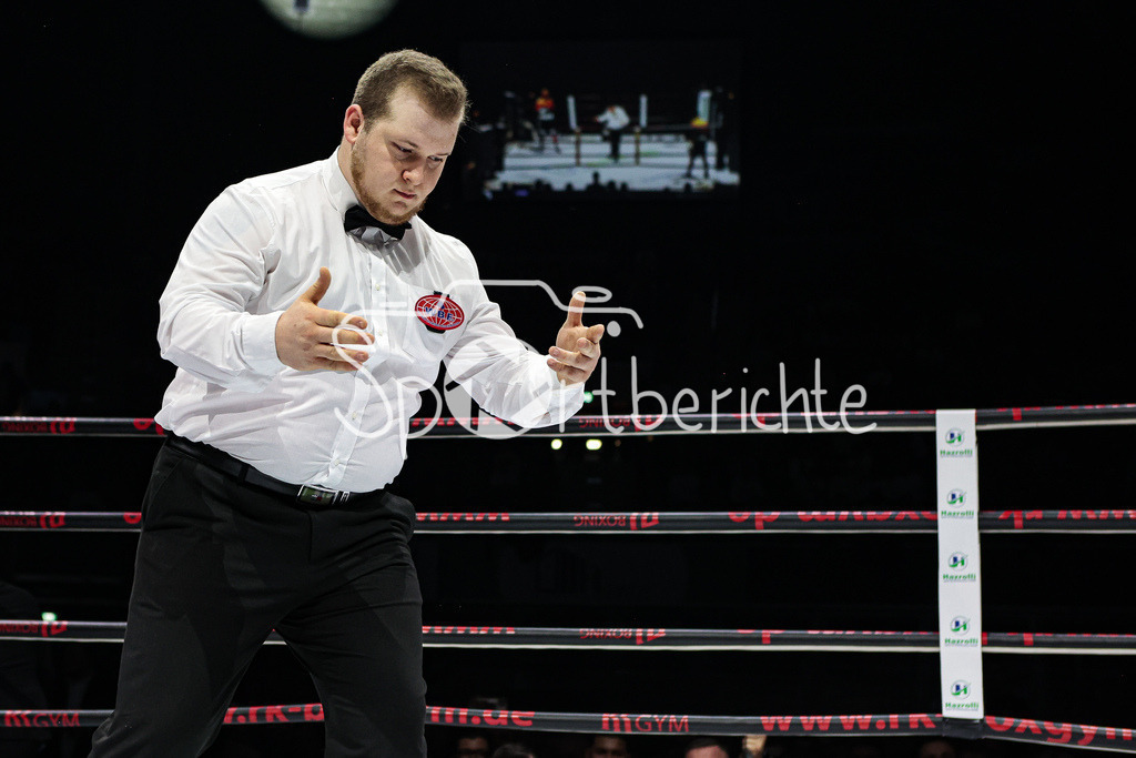Profi - Box - Gala / Main Event | Ringrichter Dominic Kuhaupt in Aktion